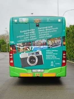 Un autobús de Tuvisa muestra una exposición fotográfica sobre los carnavales vascos