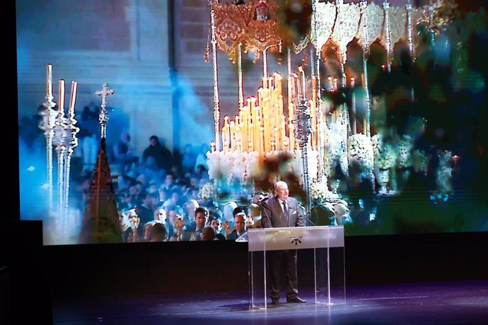 Intervención del Presidente del Consejo General de Hermandades y Cofradías de la Ciudad de Sevilla, Francisco Vélez, durante la ceremonia del acto de entrega de El Llamador, en foto de archivo.