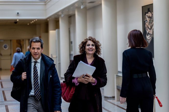Archivo - Arquivo - A Primeira Vice-Presidente e Ministra da Fazenda, María Jesús Montero, em sua chegada a uma Sessão de Controle do Governo no Senado, em 17 de dezembro de 2024, em Madri (Espanha). O governo enfrenta uma nova sessão de controle no Senad