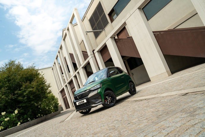 Ligier lanza su modelo JS50, disponible desde 14.990 y 16.490 euros en ediciones diesel y eléctrico.