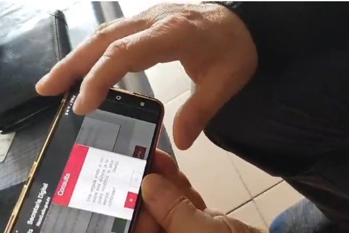 Un usuari accedix a la web de la consulta sobre la llengua base.
