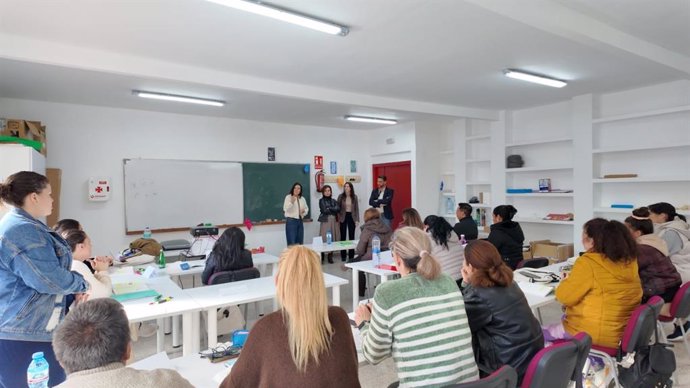 Gálvez (al fondo, izda.), durante la visita a los cursos en el Guadiato.