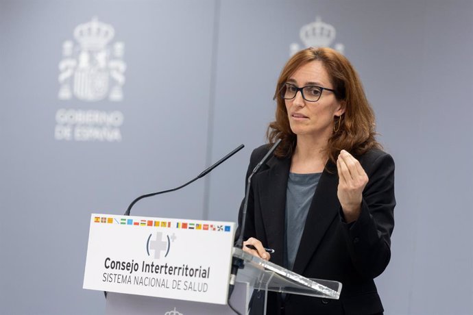 La ministra de Sanidad, Mónica García, durante una rueda de prensa tras la reunión del pleno del CISNS, en la Sala Polivalente del Ministerio de Sanidad, a 14 de febrero de 2025, en Madrid (España).