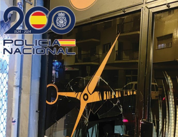 Escaparate roto en un establecimiento de Salamanca