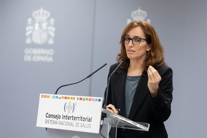 A Ministra da Saúde, Mónica García, durante uma coletiva de imprensa após a reunião plenária do CISNS, no Salão Multiuso do Ministério da Saúde, em 14 de fevereiro de 2025, em Madri (Espanha).