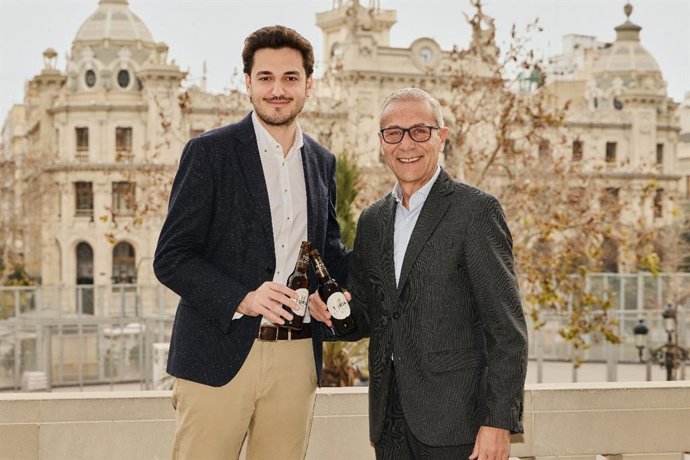 Ricard Gimeno, responsable de Màrqueting de Cervesa Turia, i Santiago Ballester, president de la Junta Central Fallera.