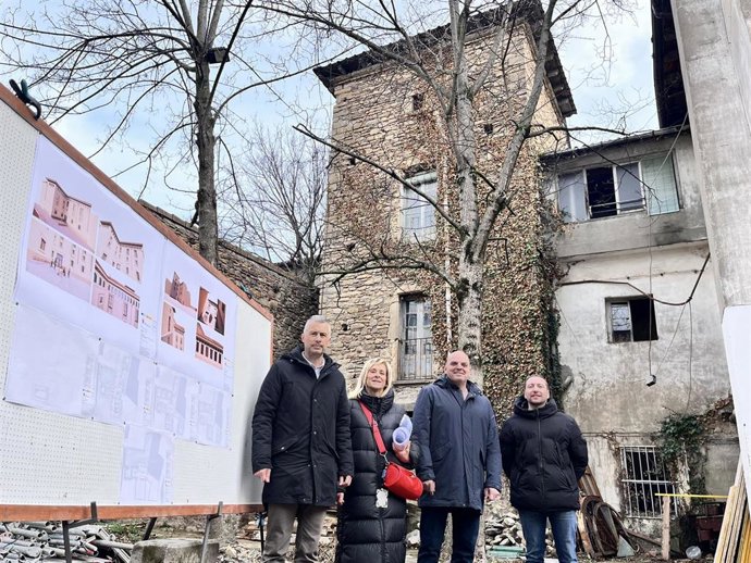 El alcalde de Jaca, Carlos Serrano; el concejal de Urbanismo Sergio Cajal; la arquitecta municipal, Patricia Martín; y el ingeniero industrial, Manuel Pallaruelo, han explicado los detalles del proyecto de la nueva Escuela de Música