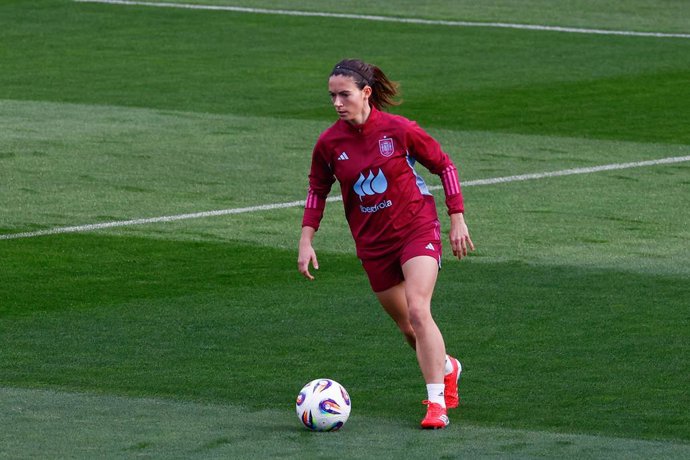 Aitana Bonmati se aquece durante a sessão de treinamento da equipe feminina espanhola antes dos jogos da Liga das Nações Femininas da UEFA contra a Bélgica e a Inglaterra na Ciudad del Futbol em 18 de fevereiro de 2025, em Las Rozas, Madri, Espanha.