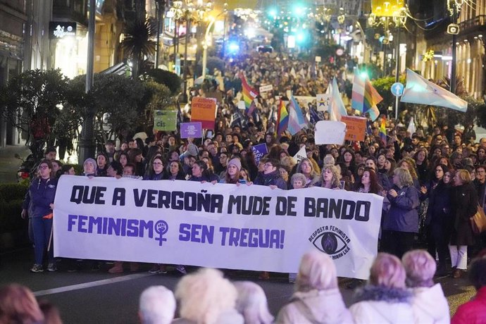 Archivo - Decenas de personas durante la manifestación por el 25N de la plataforma Reposta Feminista, a 25 de noviembre de 2024, en Vigo, Galicia (España).