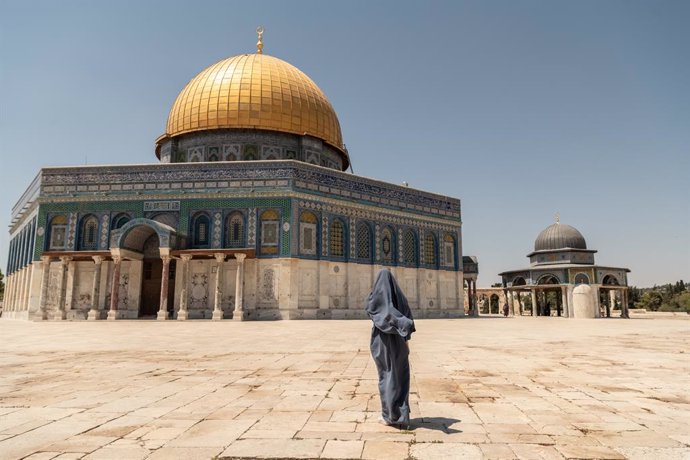 Archivo - July 24, 2024, Jerusalem, Israel: A Muslim worshipper walks towards the Dome of the Rock. The Al Aqsa Mosque compound, also known as Haram al Sharif or Jerusalem holy esplanade or Temple Mont, is a holy place in Christianity, Judaism and Islam. 