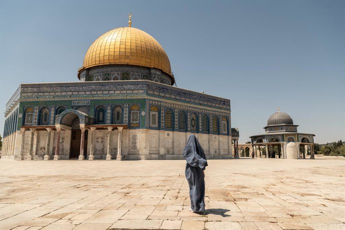 Archivo - Arquivo - 24 de julho de 2024, Jerusalém, Israel: Um adorador muçulmano caminha em direção ao Domo da Rocha. O complexo da Mesquita de Al Aqsa, também conhecido como Haram al Sharif, Esplanada Sagrada de Jerusalém ou Monte do Templo, é um local 