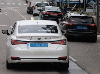 Archivo - Un taxi circulando junto a un VTC, a 8 de junio de 2023, en Madrid (España). 