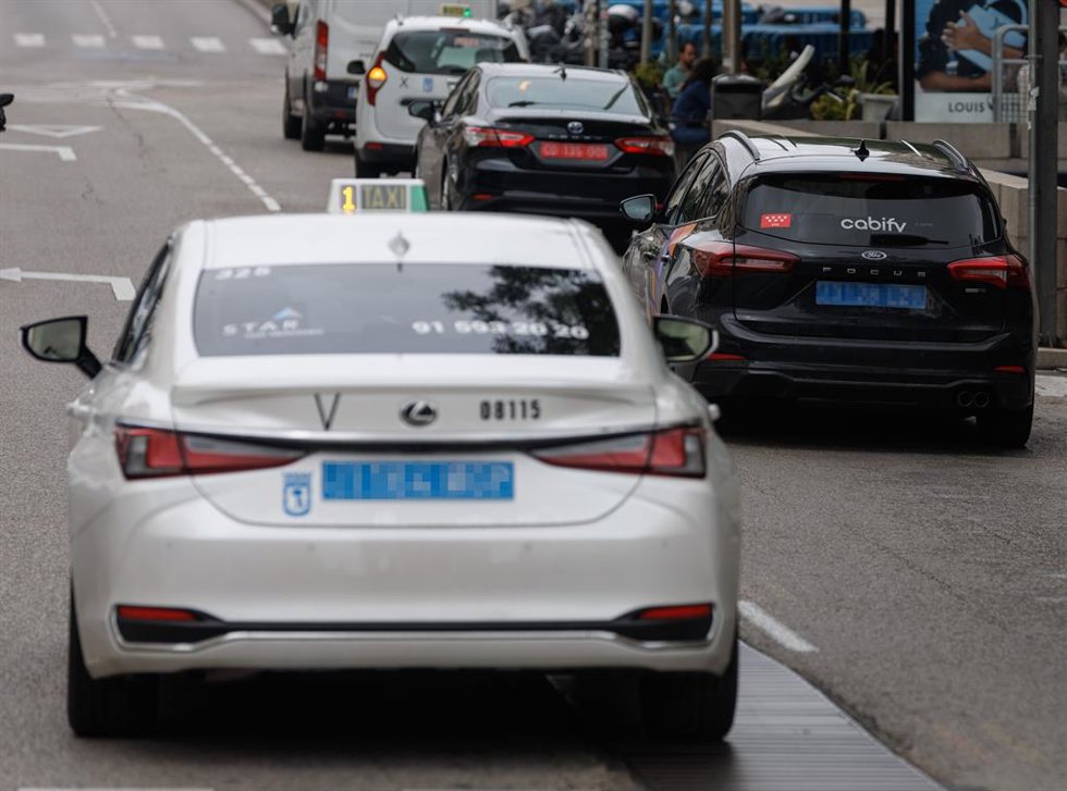 Archivo - Un taxi circulando junto a un VTC, a 8 de junio de 2023, en Madrid (España). 