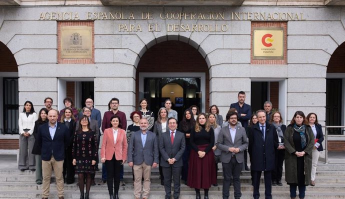 El ministro de Asuntos Exteriores, Unión Europea y Cooperación,  José Manuel Albares, junto a los representantes de las ONG, el 25 de febrero de 2025.