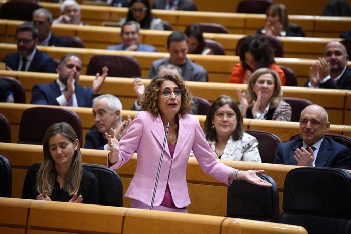 La vicepresidenta primera y ministra de Hacienda, María Jesús Montero, durante una sesión de control, en el Senado, a 25 de febrero de 2025, en Madrid (España). El Gobierno responde una semana más a las preguntas del Senado en una sesión de control marcad