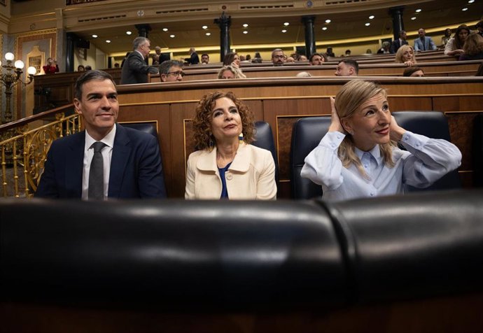 El presidente del gobierno, Pedro Sánchez, la vicepresidenta primera y ministra de Hacienda, María Jesús Montero, y la vicepresidenta segunda y ministra de Trabajo y Economía Social, Yolanda Díaz, a 19 de febrero de 2025, en Madrid (España). 