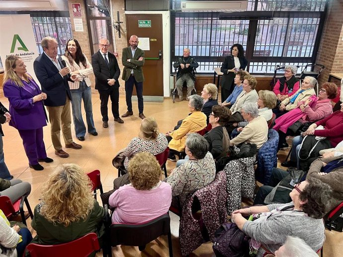 La consejera de Inclusión Social, Juventud, Familias e Igualdad, Loles López, durante su visita al Centro de Participación Activa (CPA) para personas mayores en Andújar (Jaén).
