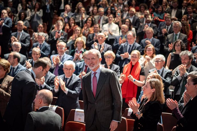 El Rey Felipe VI preside el acto de homenaje por el 50 aniversario del Programa de Becas de Internacionalización Empresarial de ICEX España Exportación e Inversiones, en el Museo Nacional Centro de Arte Reina Sofía, a 25 de febrero de 2025, en Madrid (Esp