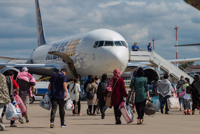 Archivo - STYLELOCATIONAfghan refugees board a Atlas Air commercial aircraft for transfer to the United States after evacuation from Kabul at Ramstein Air Base August 24, 2021 in Ramstein-Miesenbach, Germany. The Pentagon called up 18 civilian aircraft fr