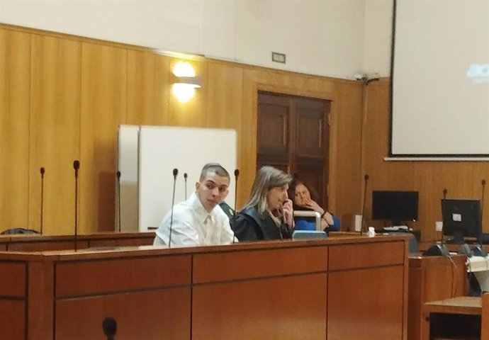 El DDP, en primer plano, durante la última sesión del juicio en la Audiencia de Valladolid donde comparece acusado de tratar de asesinar a un Trinitario.