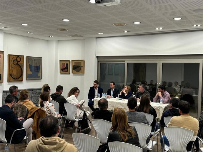 La presidenta del PP de Baleares, Marga Prohens, participa en una reunión de la junta local del PP de Pollença.