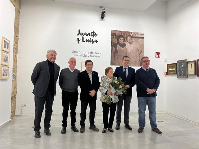 Foto familiar de la presentación de la muestra titulada 'Juanito y Luisa. 70 años enamorados de la cocina del AOVE'.