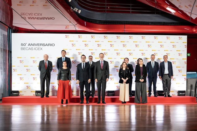 Foto de familia durante el homenaje por el 50 aniversario del Programa de Becas de Internacionalización Empresarial de ICEX España Exportación e Inversiones