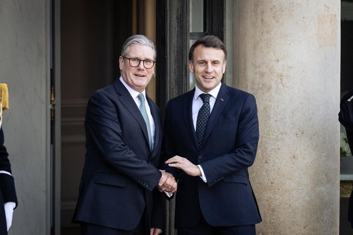 17 de fevereiro de 2025, Paris, França: O presidente francês Emmanuel Macron (à direita) dá as boas-vindas a Keir Starmer (à esquerda), primeiro-ministro britânico, antes de uma reunião informal com líderes europeus no Palácio do Eliseu. O presidente fran