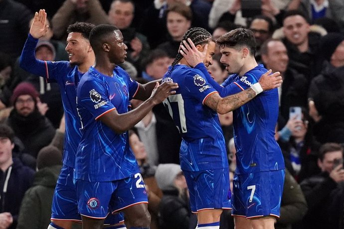 25 February 2025, United Kingdom, London: Chelsea's Pedro Neto (R) celebrates with team-mates after scoring their side's second goal of the game during the English Premier League soccer match between Chelsea and Southampton at Stamford Bridge. Photo: John