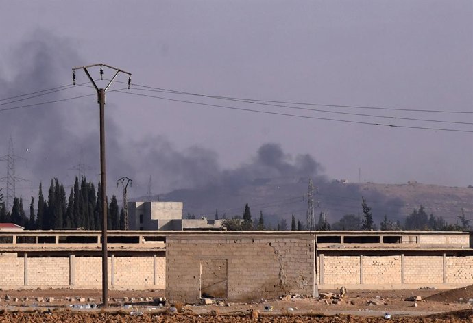 Archivo - DAMASCUS, Dec. 12, 2024 -- A fumaça sobe após um ataque aéreo israelense na zona rural de Damasco, Síria, em 12 de dezembro de 2024. Nos últimos dias, centenas de caças e aeronaves israelenses lançaram ataques coordenados, entregando
