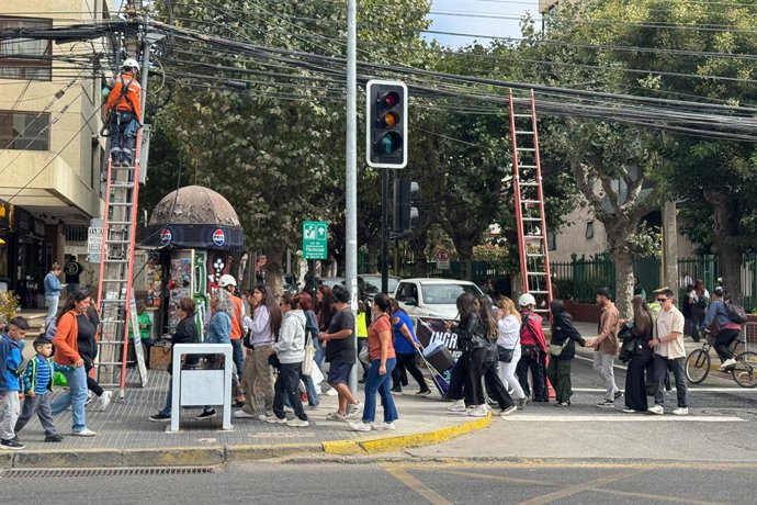 25 de fevereiro de 2025, Chile, Viña del Mar: As pessoas caminham para seus trabalhos durante uma grande queda de energia que afetou a maior parte do país sul-americano, de Arica, no norte, a Puerto Montt, no sul, de acordo com as autoridades da defesa ci
