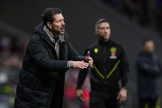 Diego Pablo "Cholo" Simeone, técnico do Atlético de Madri, gesticula durante a partida das quartas de final da Copa do Rei entre o Atlético de Madri e o Getafe CF no estádio Riyadh Air Metropolitano em 4 de fevereiro de 2025, em Madri, Espanha.