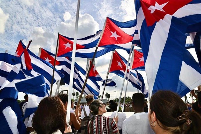 Banderas de Cuba en un acto homenaje a Camilo Cienfuegos en La Habana