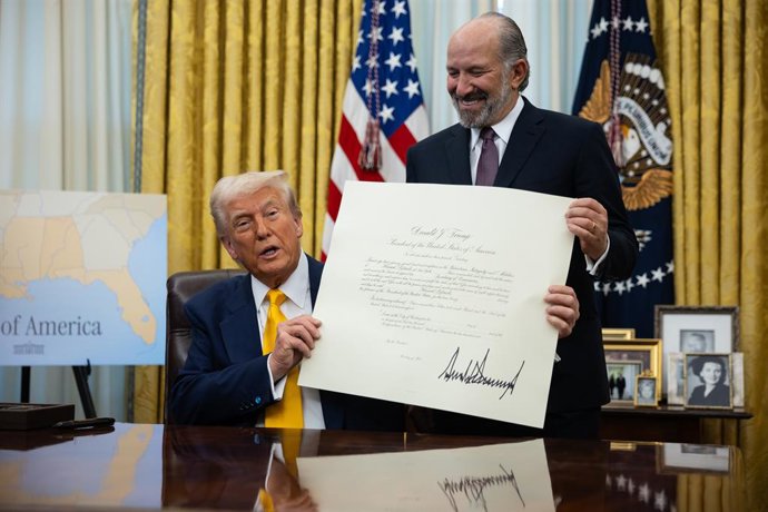 21 de fevereiro de 2025, Washington, Distrito de Columbia, EUA: O presidente dos Estados Unidos, Donald Trump, e o secretário de Comércio dos EUA, Howard Lutnick, seguram a comissão de Lutnick durante a cerimônia de posse de Lutnick no Salão Oval da Casa 