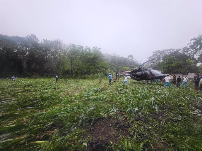 El helicóptero de la presidenta de Honduras realiza un aterrizaje de  emergencia por inclemencias climáticas