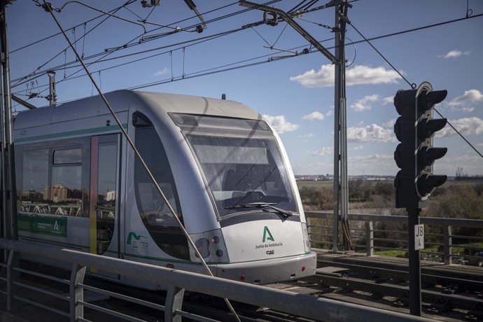 Archivo - Imagen de recurso de una de las unidades del metro circulando hacia San Juan.