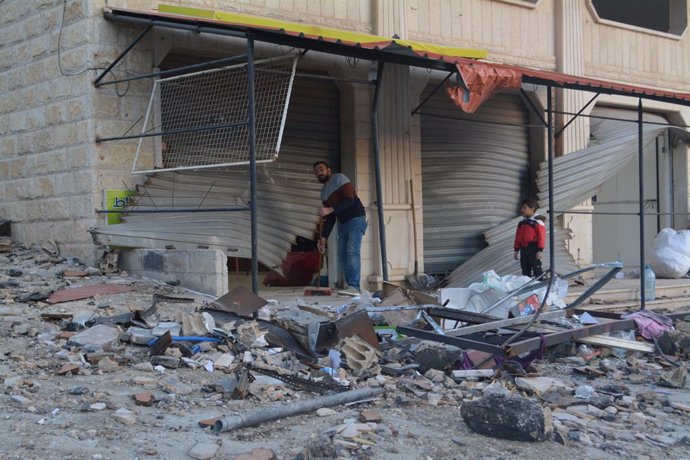 Archivo - RAS AL-AIN, Nov. 30, 2024  -- A man clears the debris in Ras al-Ain, near Baalbek, Lebanon, Nov. 29, 2024.   Israel's security cabinet on Tuesday night approved a ceasefire deal with Hezbollah in Lebanon, starting early Wednesday. According to t