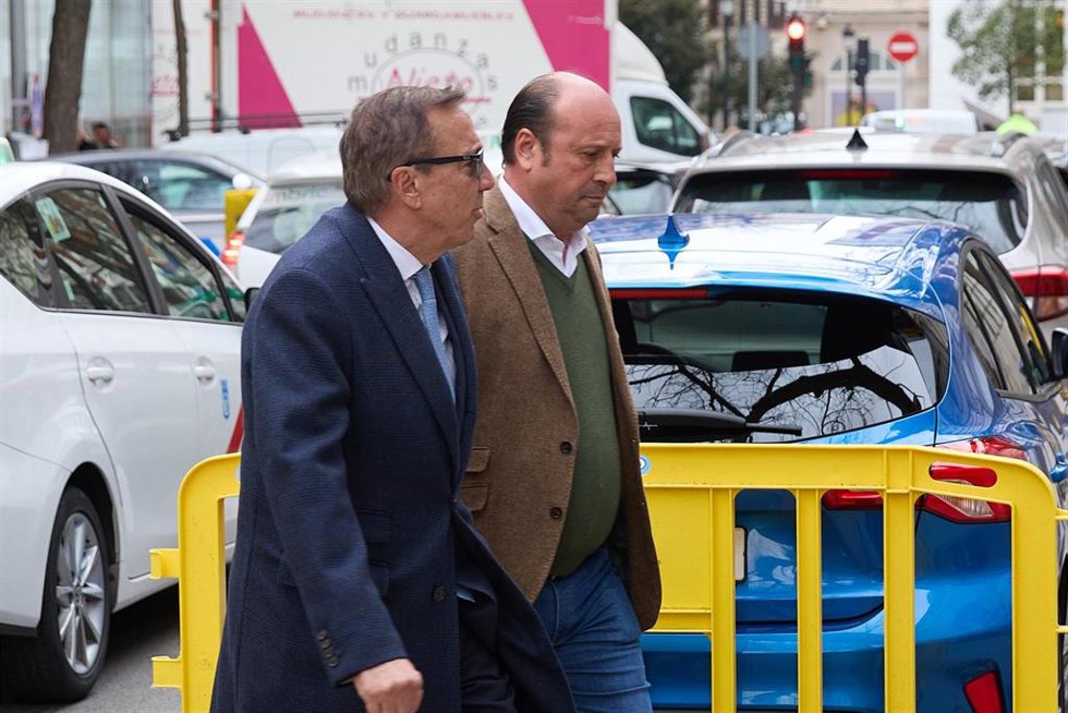 El presunto socio de Víctor de Aldama, Claudio Rivas(c), a su llegada a declarar al Tribunal Supremo, a 25 de febrero de 2025, en Madrid (España).
