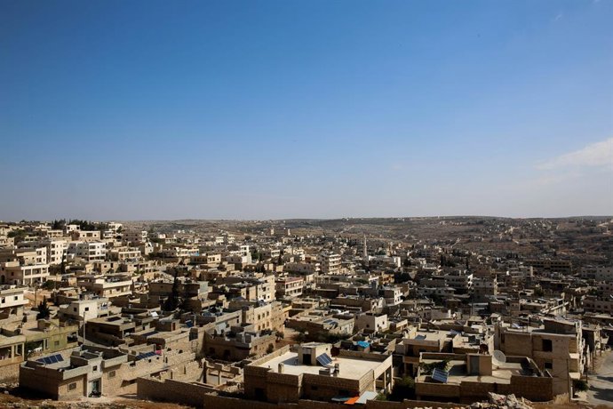 Archivo - Arquivo - 6 de outubro de 2023: Aleppo, Síria. 06 de outubro de 2023. A cidade síria de Darat Azza após ataques com foguetes e artilharia pelas forças do governo sírio na zona rural ocidental de Aleppo e na província de Idlib na sexta-feira. Os 