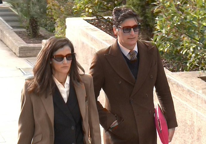 Luis Medina, arropado por su pareja Clara Caruana en los Juzgados