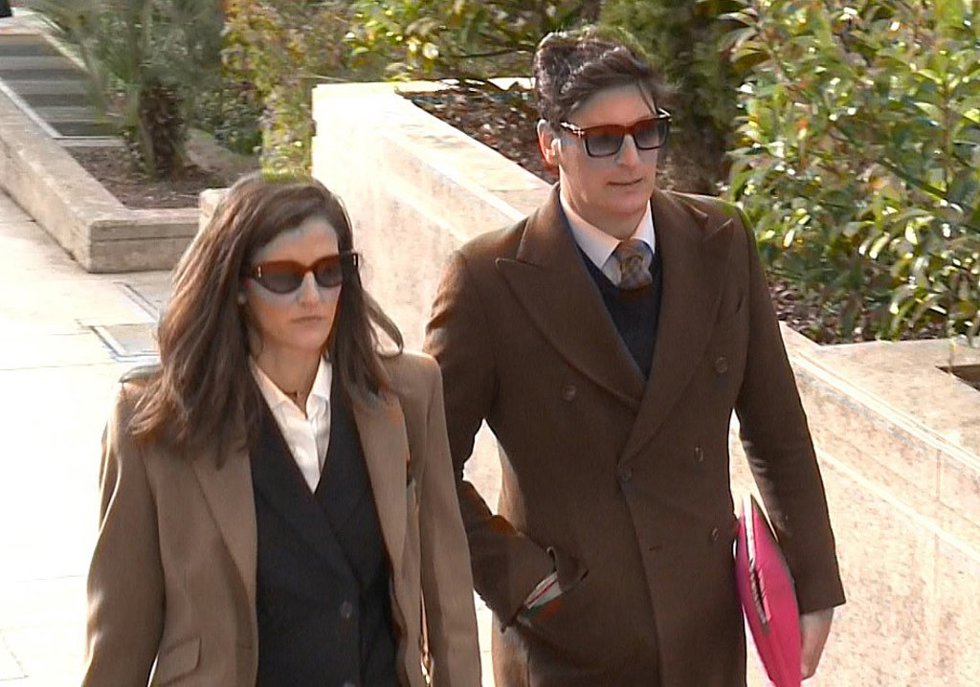 Luis Medina, arropado por su pareja Clara Caruana en los Juzgados