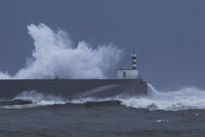 Archivo - Olas rompen contra el faro de la localidad de San Esteban de Pravia, perteneciente al concejo de Muros de Nalón, en Asturias (España), a 28 de diciembre de 2020. Toda España, a excepción de Extremadura y Canarias, recibe este lunes avisos de dis