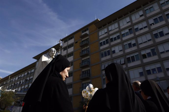 Policlinico Gemelli , continua il ricovero di Papa Francesco, fedeli pregano  e portano doni davanti alla statua di Papa Giovanni Paolo ll     Roma &#x2014;Italia   &#x2014; Domenica 23 Febbraio 2025 - Cronaca - (foto di Cecilia  Fabiano/LaPresse)..Gemell