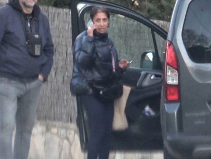 Lourdes Ornelas a las puertas de la casa de su hija, Sheila Devil