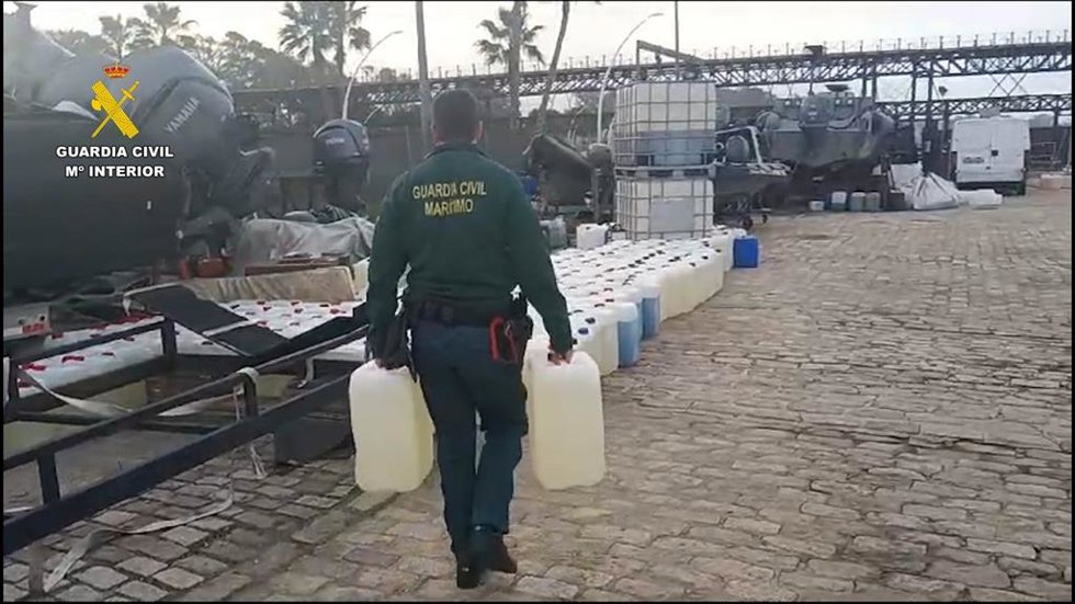Intervenidos 4.875 litros de combustible para abastecer a narcolanchas en la costa de Huelva