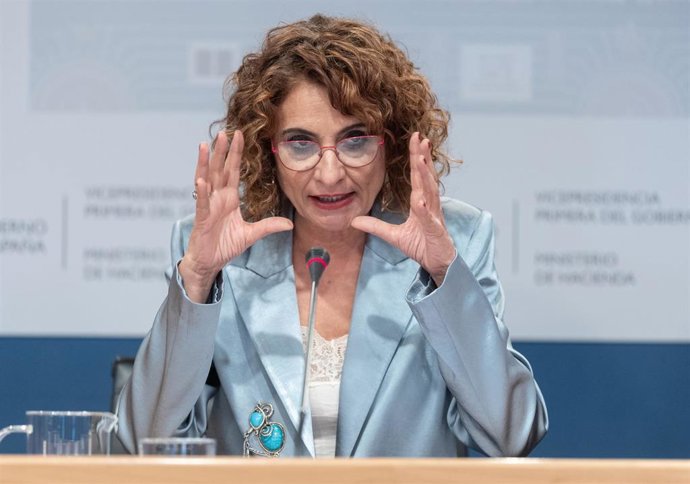 La vicepresidenta primera y ministra de Hacienda, María Jesús Montero, durante una rueda de prensa, en el Ministerio de Hacienda, a 24 de febrero de 2025, en Madrid (España). Durante su comparecencia, Montero, ha anunciado que el ministerio de Hacienda va