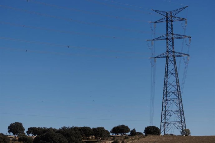 Archivo - Vista de una torre de alta tensión, a 23 de enero de 2023, en San Sebastián de los Reyes, Madrid (España).