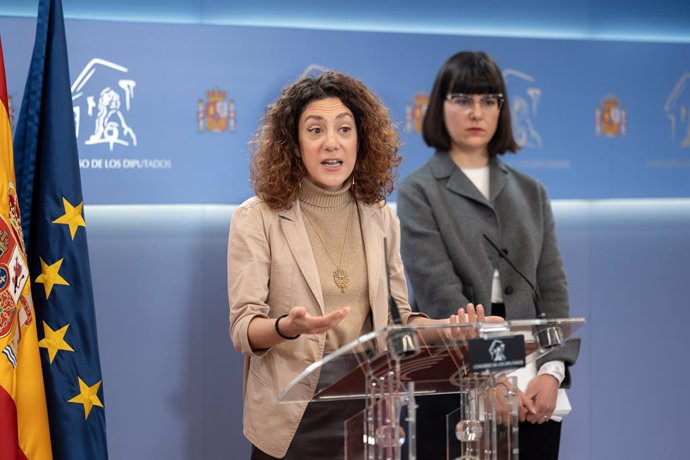 La diputada de Sumar Aina Vidal (i) durante una rueda de prensa anterior a la Junta de Portavoces, en el Congreso de los Diputados, a 11 de febrero de 2025, en Madrid (España).