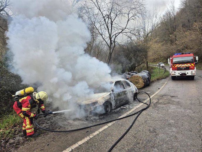Coche calcinado tras incendiarse.
