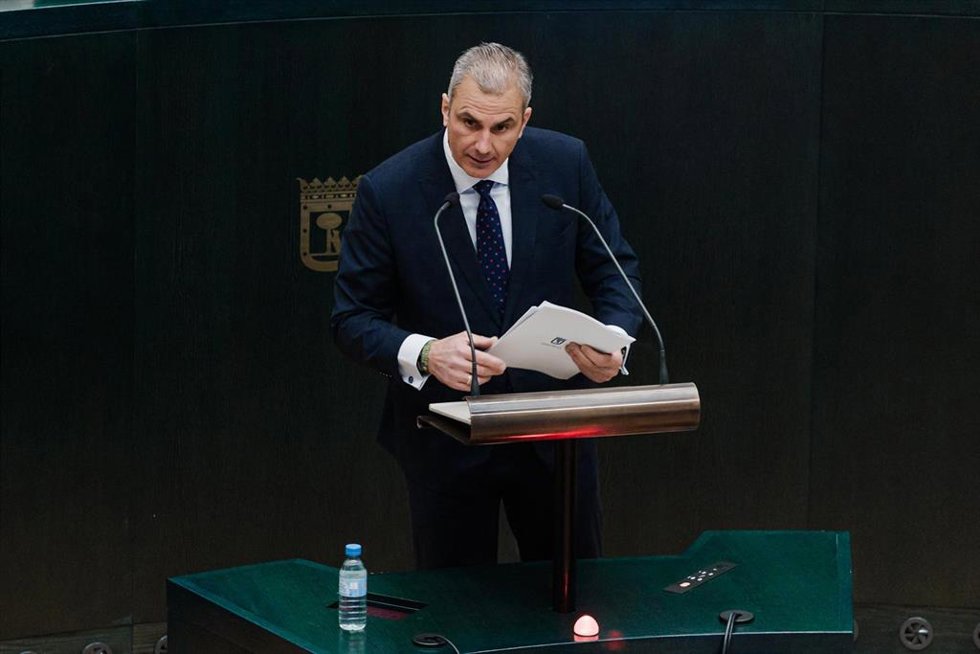 El portavoz de VOX en el Ayuntamiento de Madrid, Javier Ortega Smith, interviene durante una sesión ordinaria del Pleno municipal, en el Palacio de Cibeles, a 25 de febrero de 2025, en Madrid (España). El Pleno municipal ha debatido y votado durante una